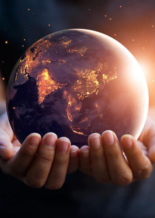 une personne tient un globe dans les mains 