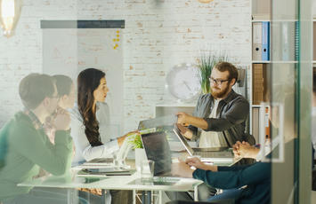 des collaborateurs autour d'un bureau partagé 