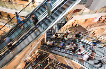 Les escaliers mécaniques d'un centre commercial